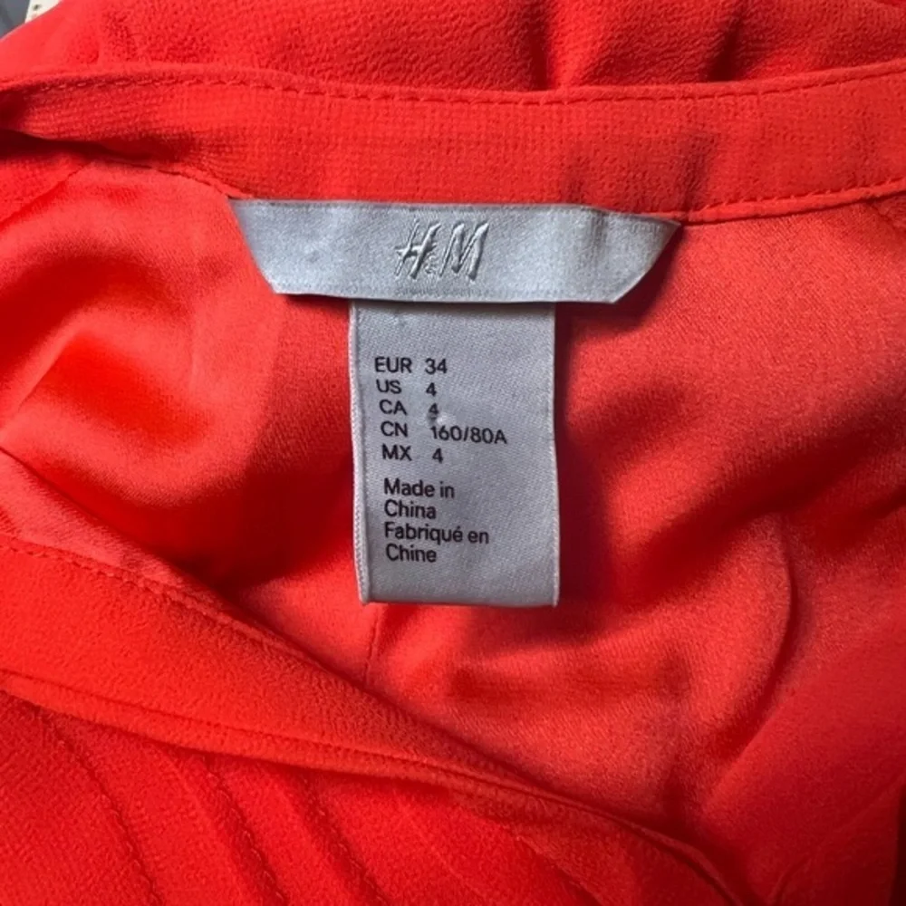 H & M Women Sz 4 Coral Sheer Overlay‎ Pleated Shirt V Neck Dress with Tie Waist